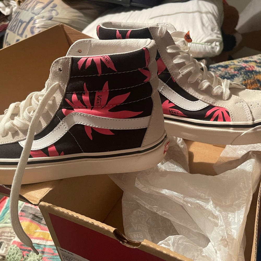 Men’s Vans multi-colored very nice son didn’t fit my loss your gain!!
